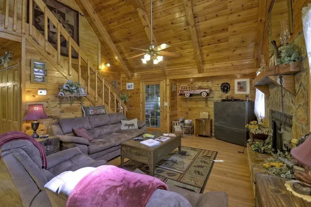 Snuggle Inn & Treehouse