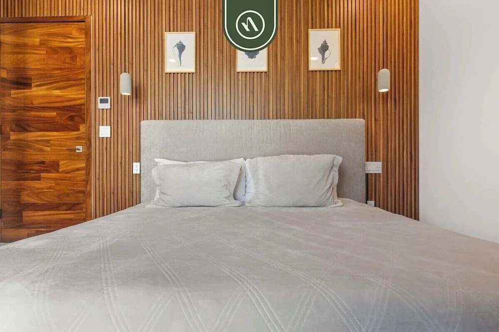 Luxury 2 BR Condo With Dream Pools - Beach - Art