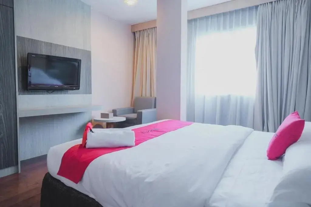 RedDoorz Plus near Pantai Coastarina 2