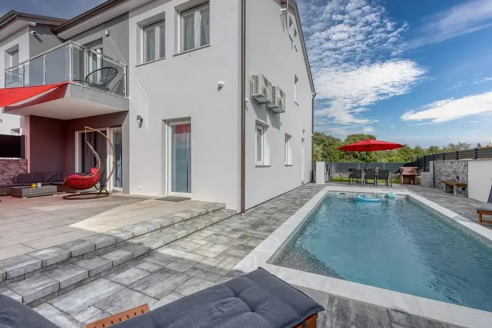 Peaceful Blooming Villa With Pool