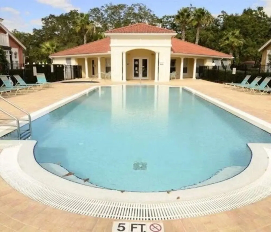 952lb 3 Bedroom Townhouse