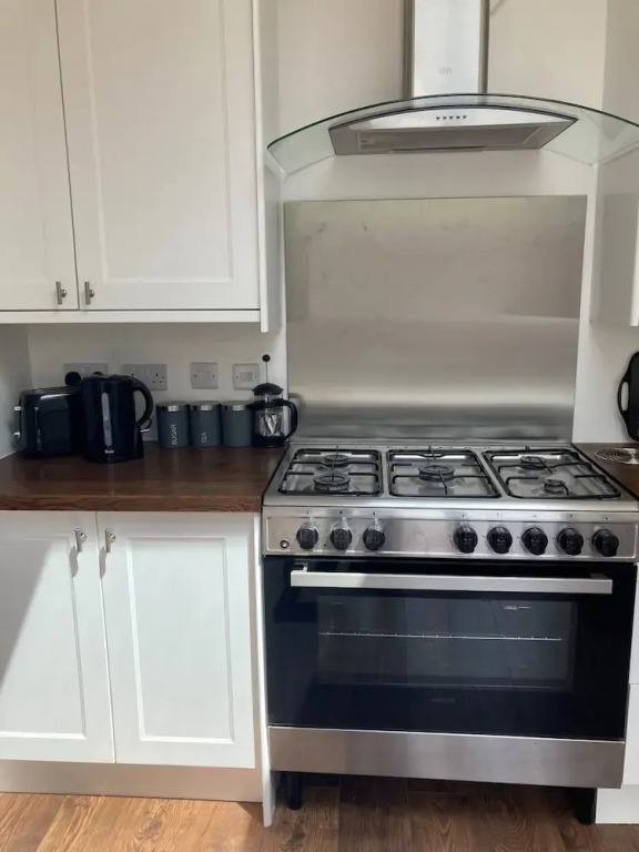 Lovely 4-bed House in Central Wolverhampton