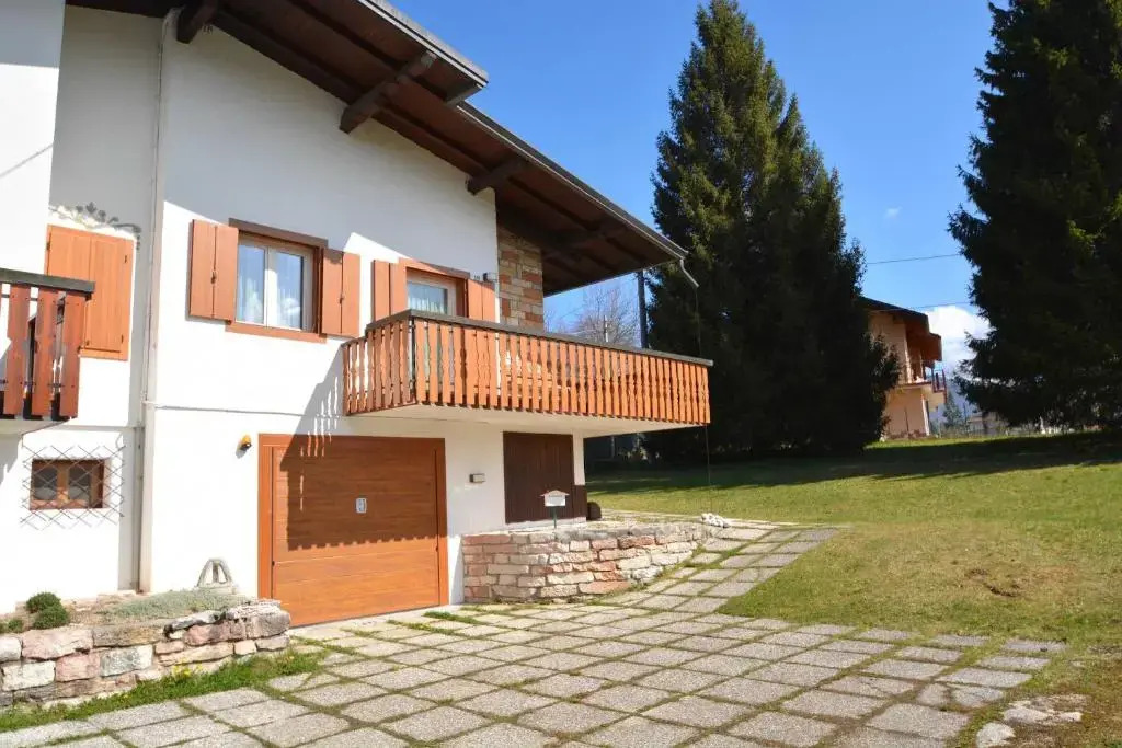 GRAZIOSA BIFAMILIARE AD ASIAGO con giardino privato