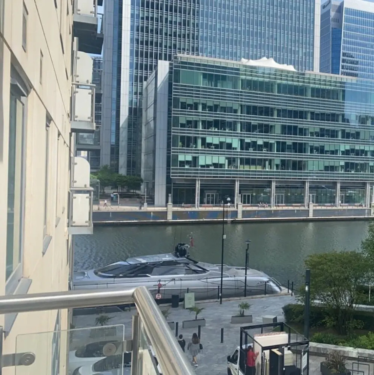 Lovely 1-bed Apartment Canary Wharf in London