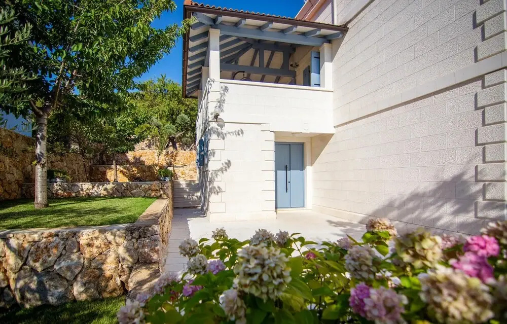 Amazing Home in Cres With Wifi, Heated Swimming Pool and 6 Bedrooms