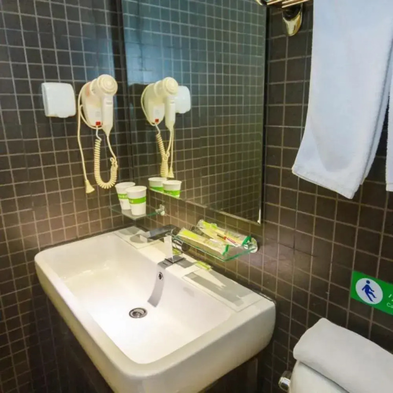 Hangzhou Yueyuan Hotel (Hangzhou Wulin Square Subway Station)