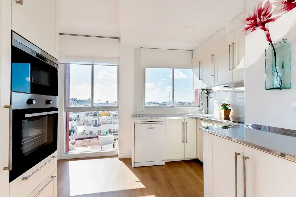 Wonderful Location in La Magdalena Square 2 BD Apartment With Great Views. San Pablo IV