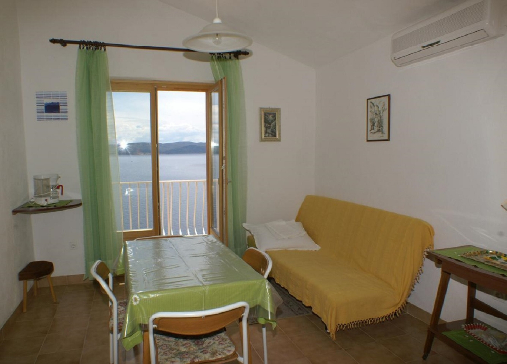 Apartment Niko - 50 m from pebble beach: A4 Pisak, Riviera Omis