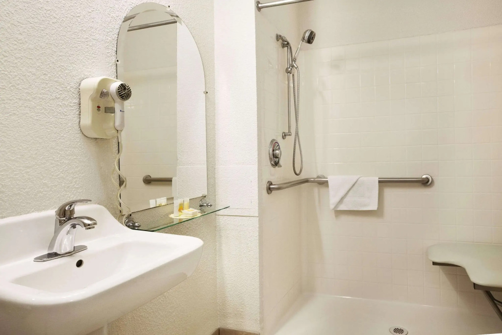 Days Inn by Wyndham Oceanside