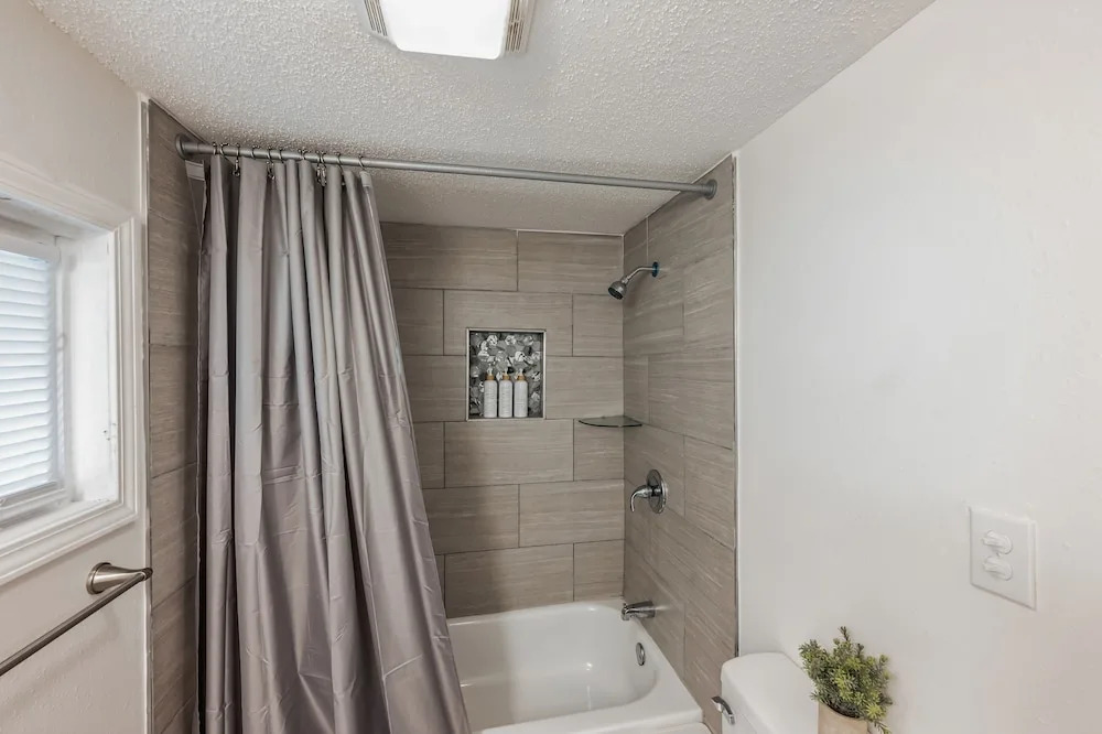 Quiet Family Home - Downtown, Pet Friendly, 4 Beds