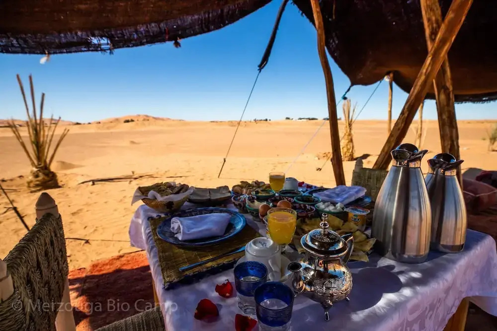 Splendid desert Saharian Luxury Camp in quiet and idyllic sand dunes