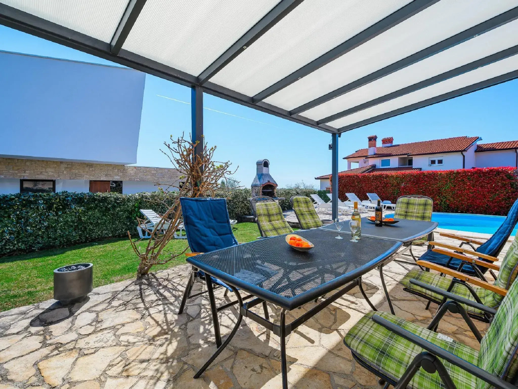 Large villa with private swimming pool and enclosed garden