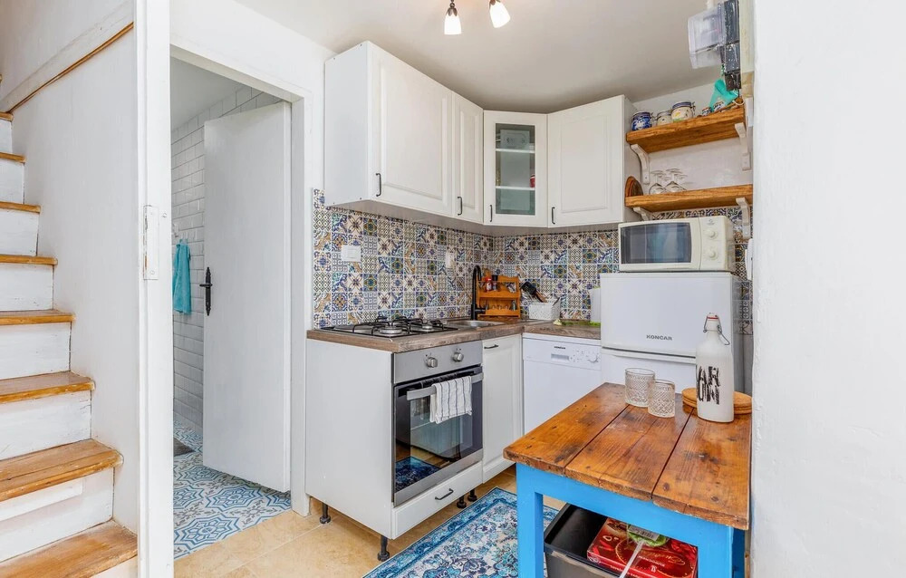 Beautiful Home in Divsici With Wifi and 4 Bedrooms