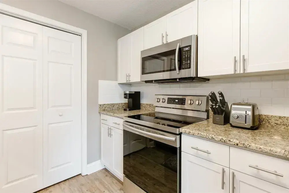 Washington St, 10 E
