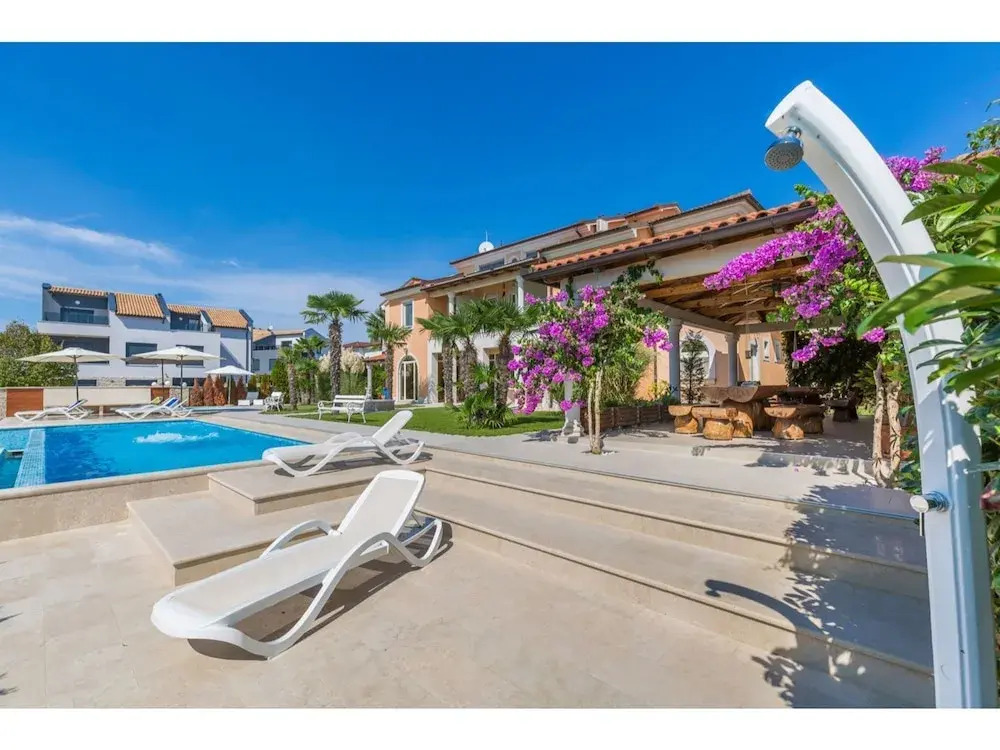 Apartment With Terrace And Pool In Medulin For 4 People Near The Sea