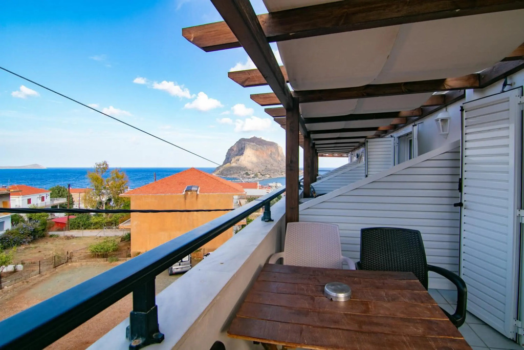 Malvasia Corner Studios - ex Romeos House