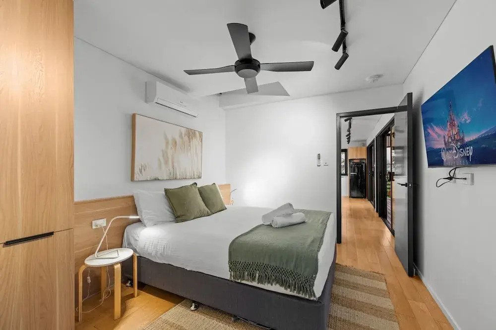 New Farm Apartment With Balcony & City Views