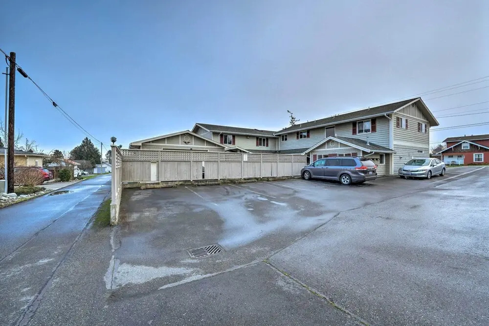 Apartment w/ Patio & Grill Access ~ 1/2 Mi to Bay!