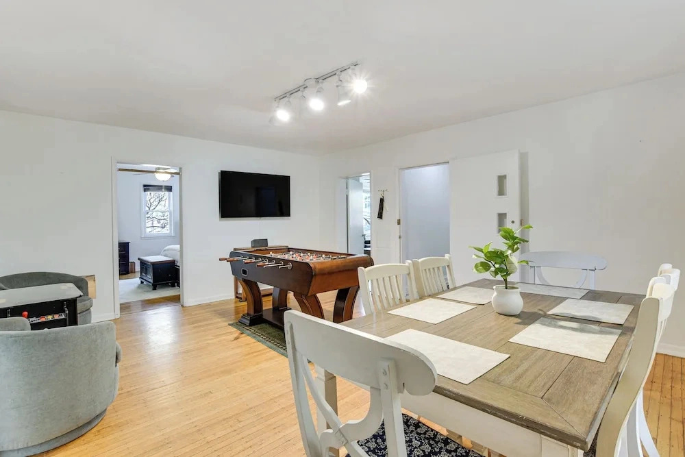 Spacious Chicago Group Home! Walk to Train & Eats