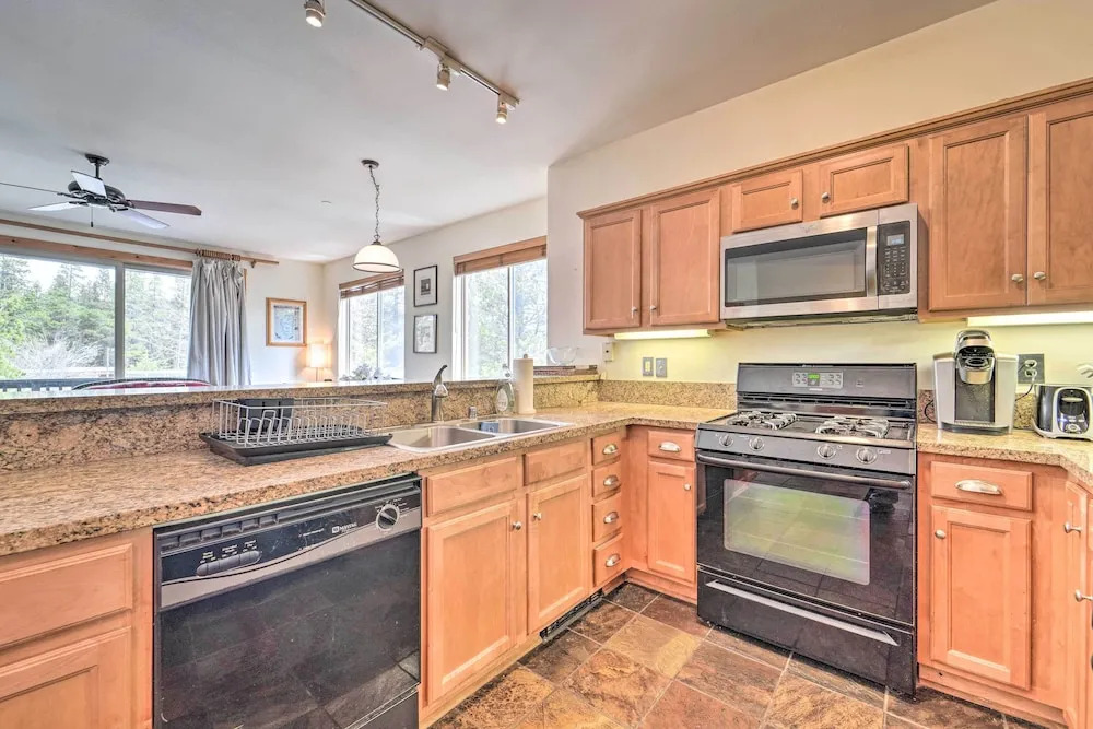 2 Mi to Donner Lake: Walkable Truckee Condo!