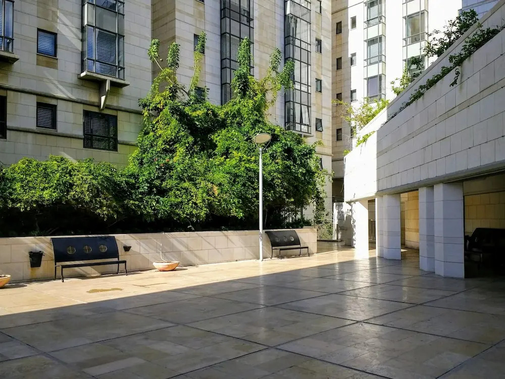 Bright and Clean Rothchild Quarter