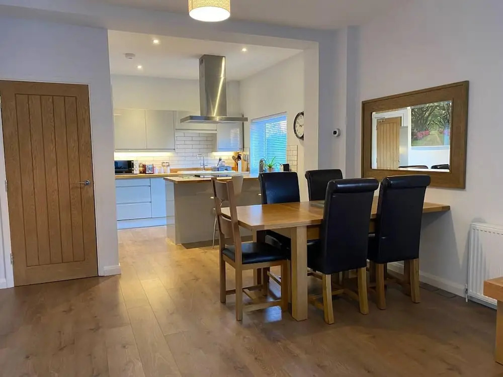 Luxury 2 bed Apartment Golden Triangle w Parking