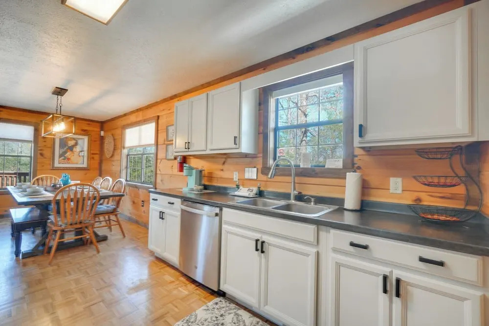 Central Sevierville Cabin w/ Hot Tub & Views!