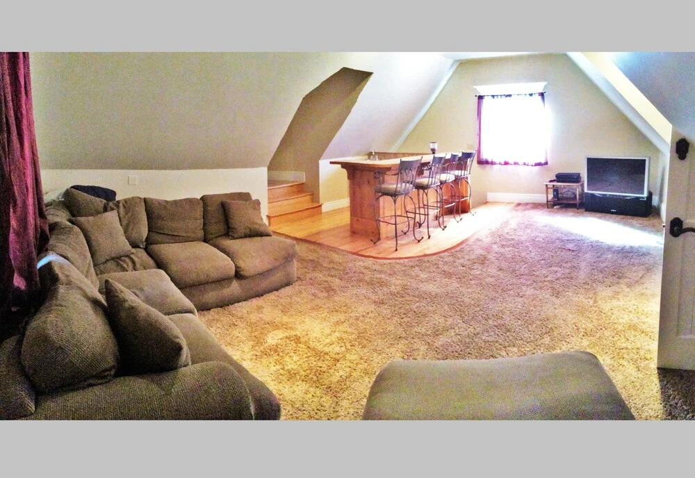 Huge 5-BR Home Just South of the City