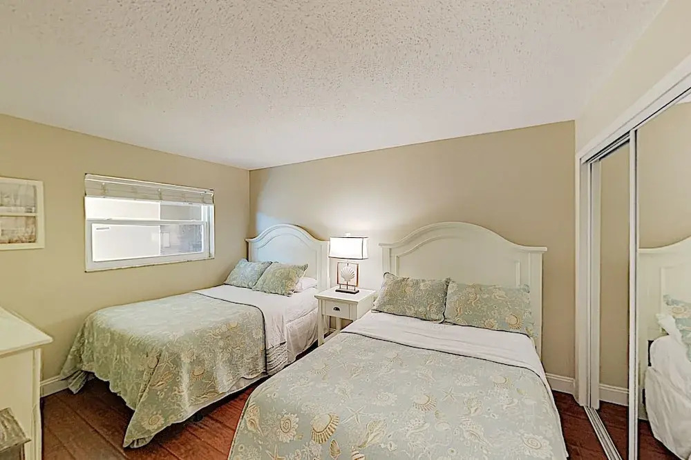 New Listing! Walkable Beachside W/ Pool 3 Bedroom Condo