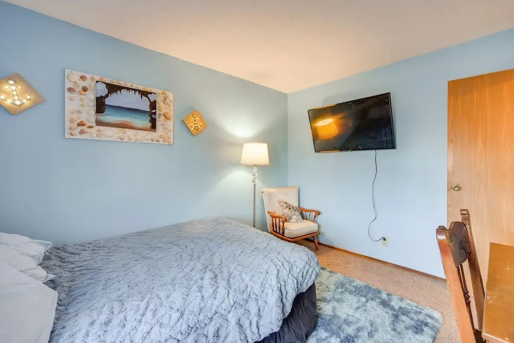 Downtown Siren Home! Walk to Bars, Lakes & Shops
