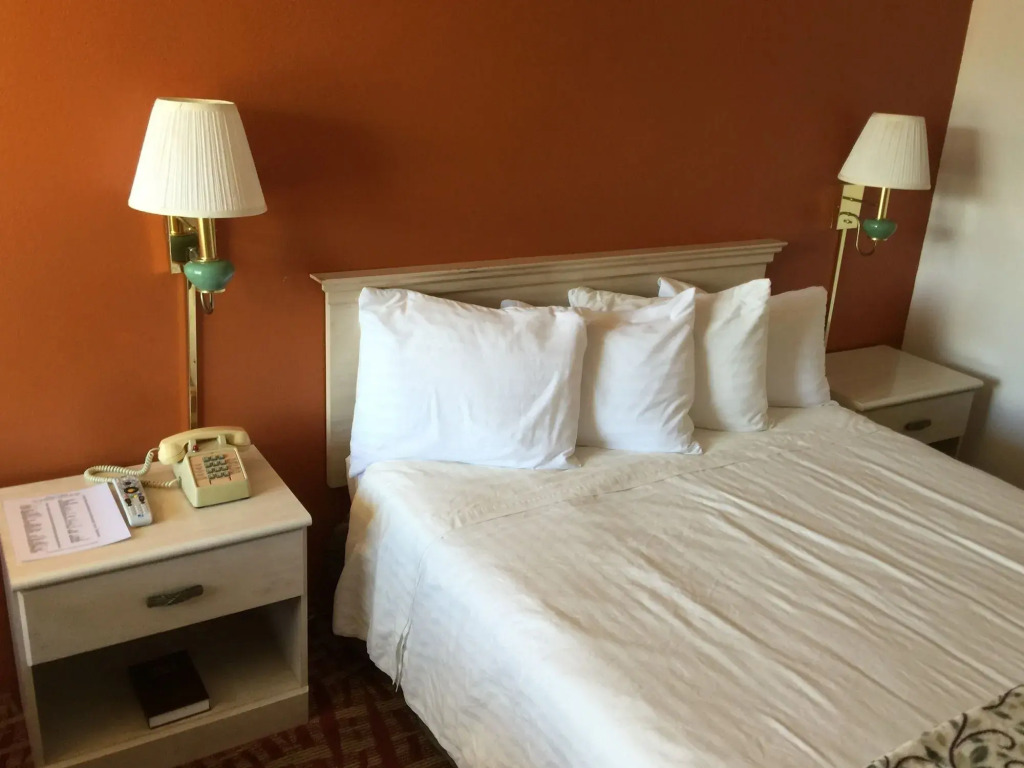 Royal Crest Motel