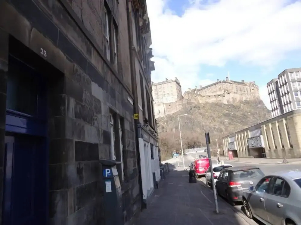 2 Bedroom Flat Near Edinburgh Castle Sleeps 5