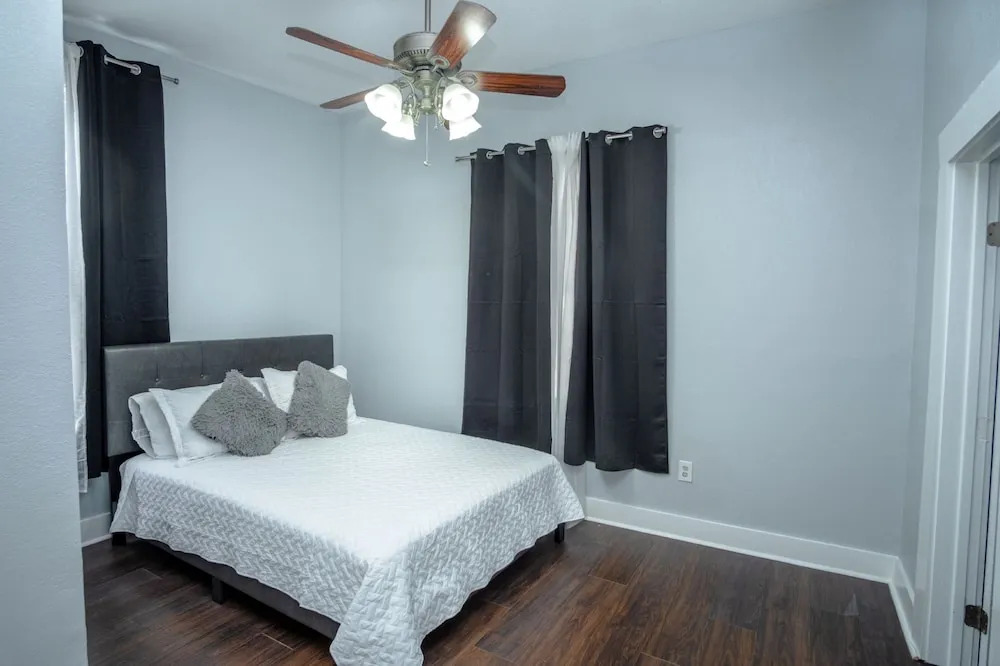 Stunning 2br/1ba Historic Pad Few Steps Downtown