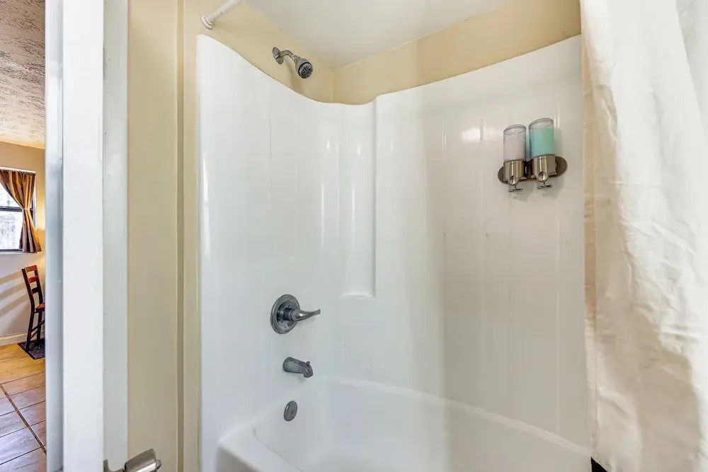 Nurse-ready Guesthouse 3 Mi to Dtwn Jacksonville!