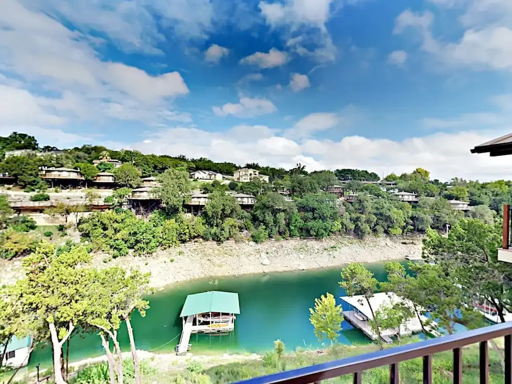 4BR Lakeway Waterfront by RedAwning