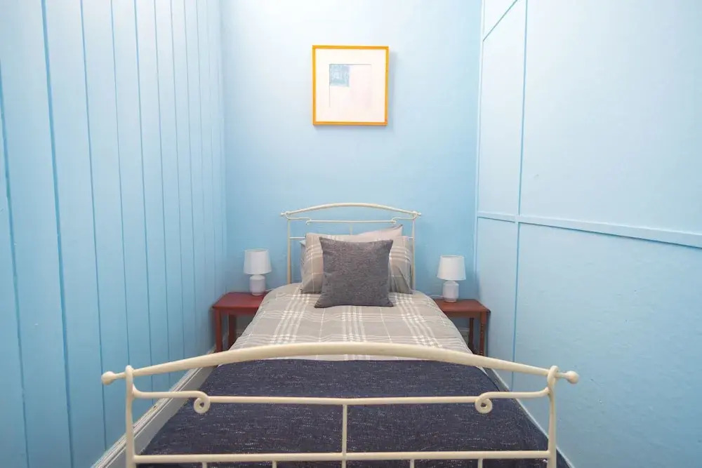 Three Bedroom Apartment Next To Pub