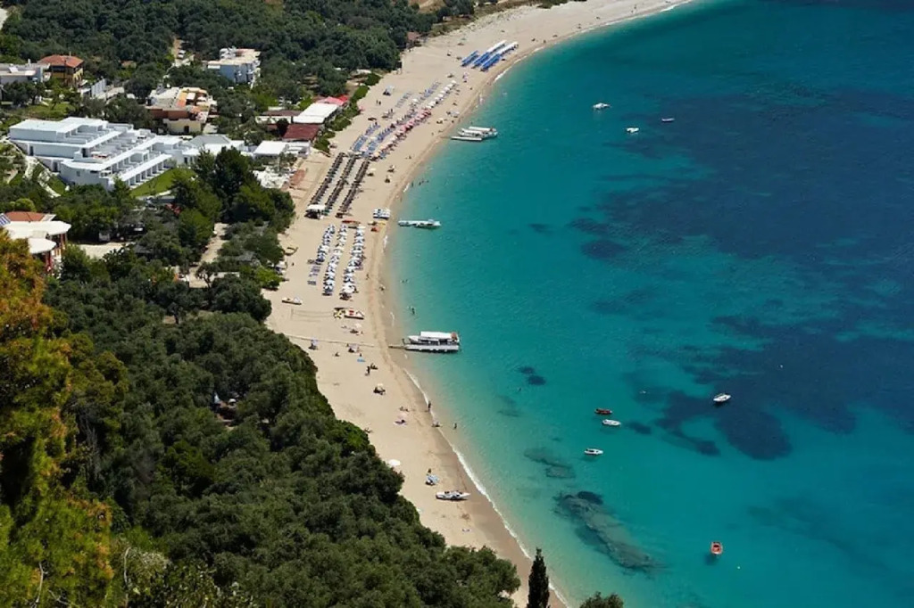 Lichnos Beach Hotel & Suites