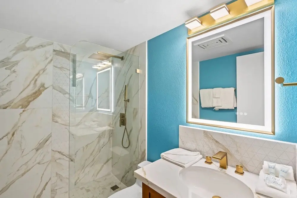 Kamaole Sands 7-406 - Courtyard and Ocean Views - Stunning Renovation - Split AC