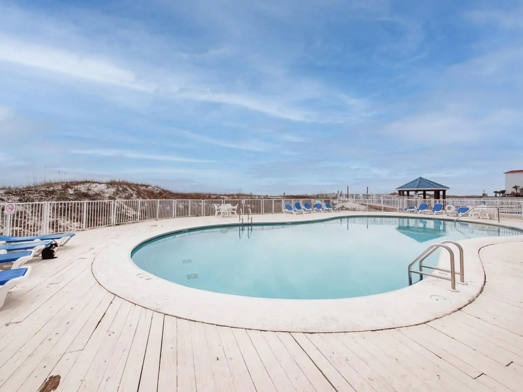 Roomy loft condo on the sugar sands of Orange Beach with mulitple pools