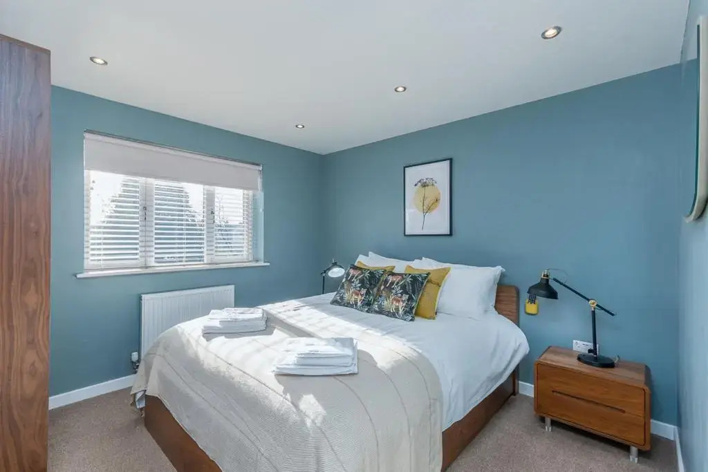 Castle Townhouse Kenilworth - Private Parking - 24 Hr Gym Access - Town Centre