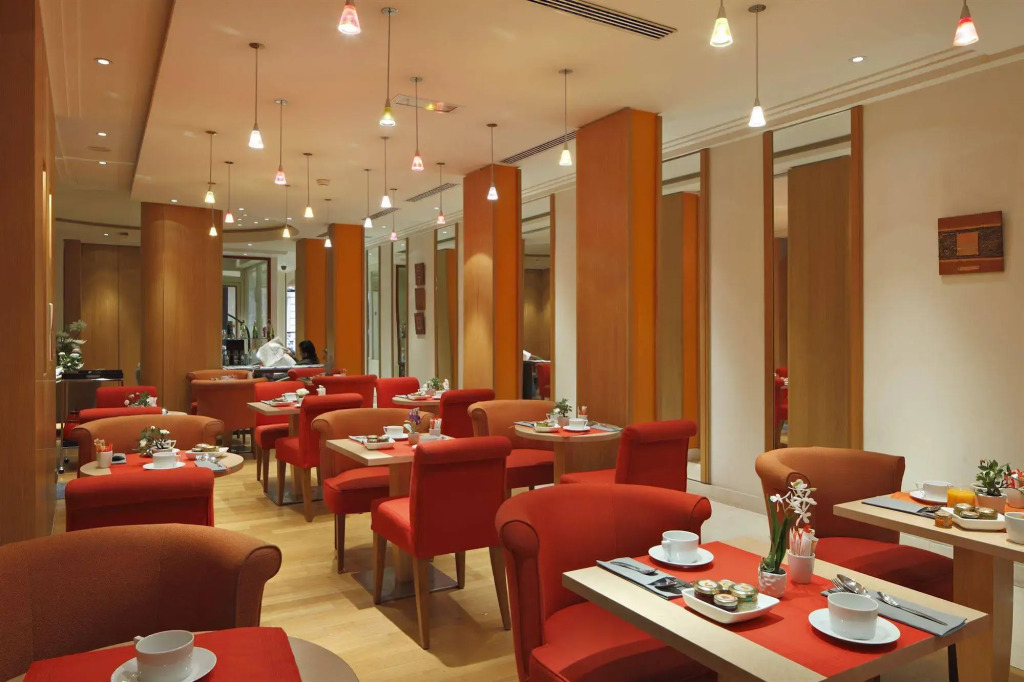 Westside Arc de Triomphe Hotel