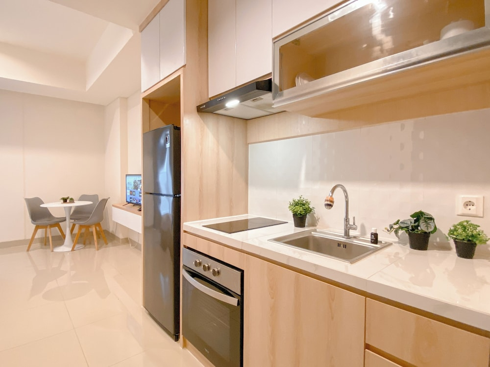 Cozy And Neat Studio At Cleon Park Apartment