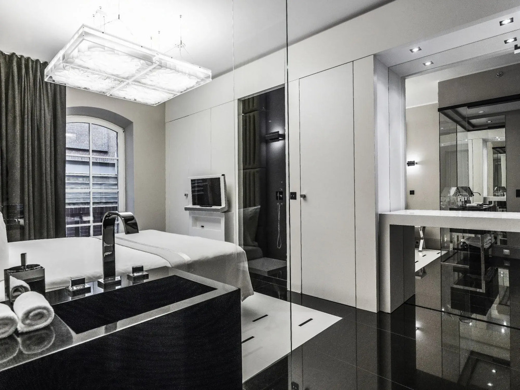 Hotel Blow Up Hall 5050