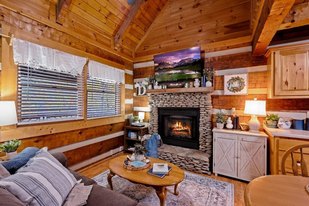 Hot Tub View Pool Table Fireplace Honeymoon