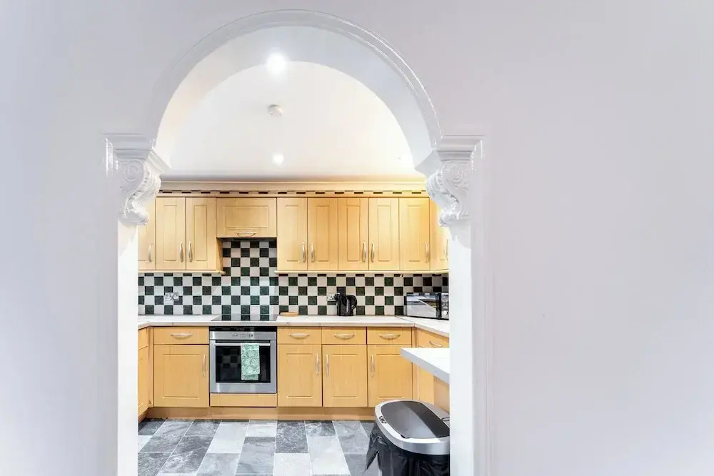 4-bed Home in Purley Near Gatwick Airport London