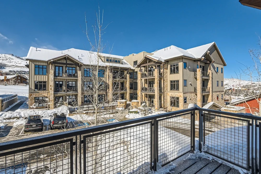 Blackstone Mountain Retreat #21! Walk To The Lifts! 4 Bedroom Apts by RedAwning