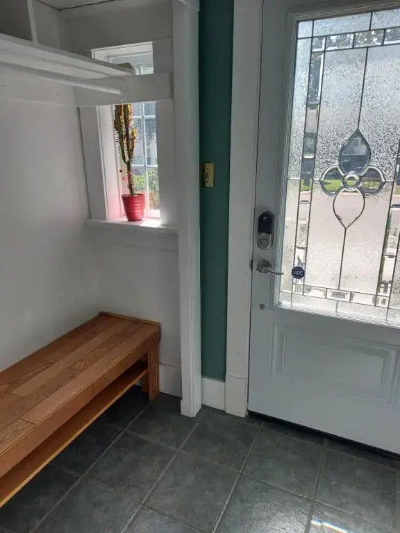 Entire 2nd Floor, Private Entrance, 3bds & 2baths, Niagara Falls