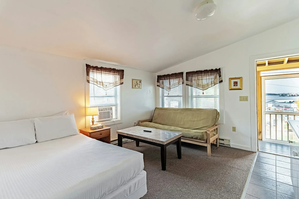 Half Moon Motel & Cottages