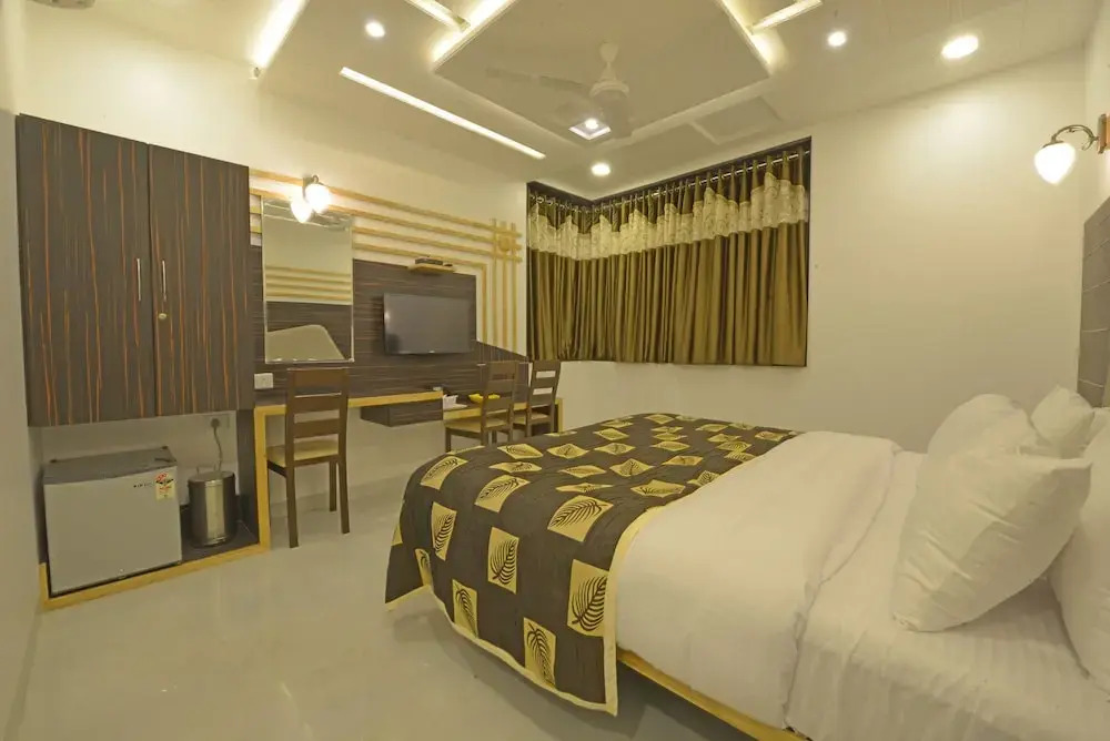 Hotel J J