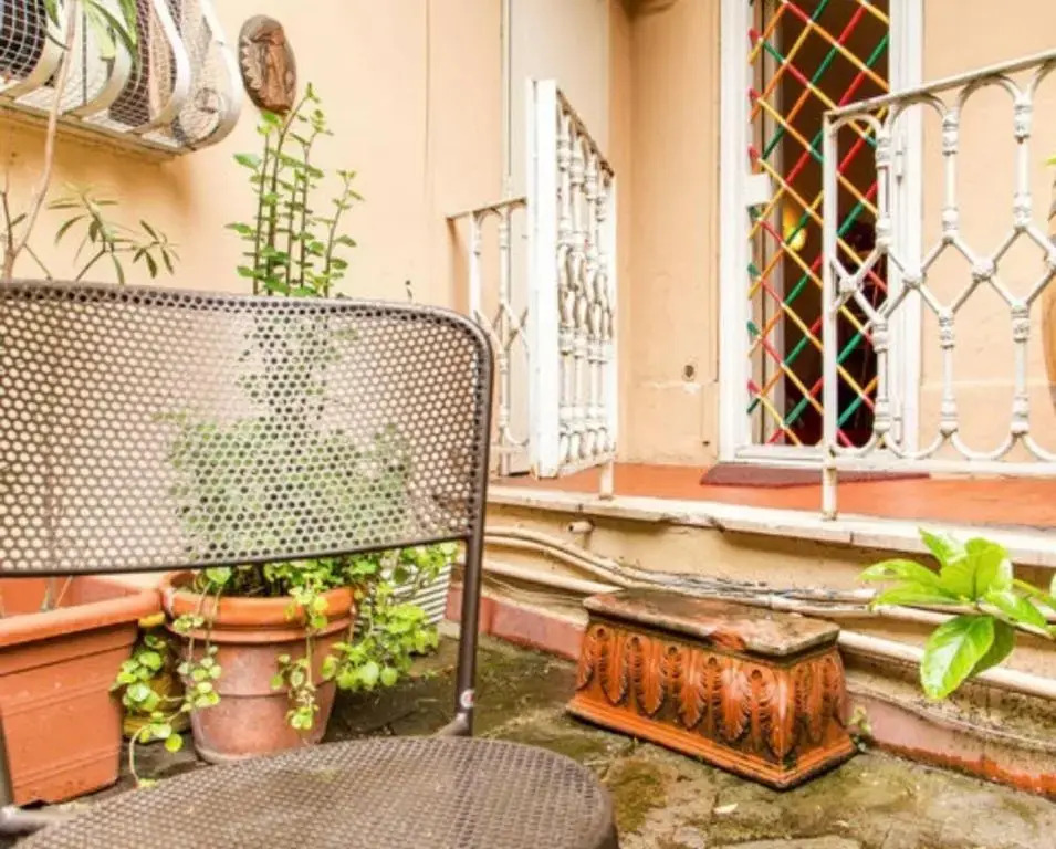 Studio with enclosed garden and wifi at Roma